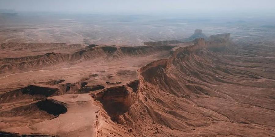 حافة العالم … وجهة الطبيعة المدهشة في قلب صحراء المملكة على ارتفاع أكثر من ألف متر