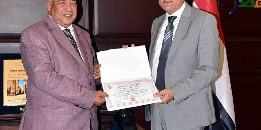 محافظ الأقصر يكرم وكيل التضامن الاجتماعى بعد انتهاء مهام عمله