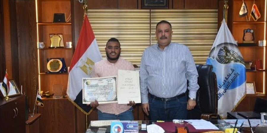 تكريم موظف بشركة مياه الأقصر لجهوده فى مكافحة الإرهاب بسيناء