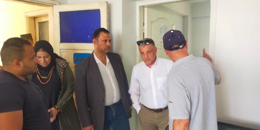 المحافظ يفاجئ العاملين بقرية نفيشة ويوجه برفع كفاءة المبنى وتكثيف