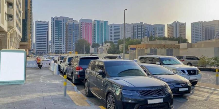 رحلة البحث عن مواقف للسيارات.. معاناة يومية تؤرّق السكان