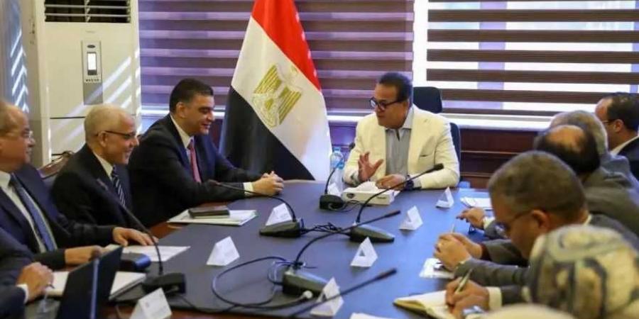 وزير الصحة يستقبل رئيس هيئة الشراء الموحد وقيادات شركة جريفلز إيجيبت لبحث تعزيز التعاون وتوطين صناعة مشتقات البلازما