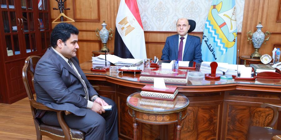محافظ كفرالشيخ يبحث تطوير وميكنة خدمات التأمين الصحى
