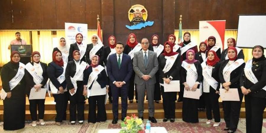 الأنصاري يسلم شهادات اجتياز برنامج "المرأة تقود فى المحافظات"