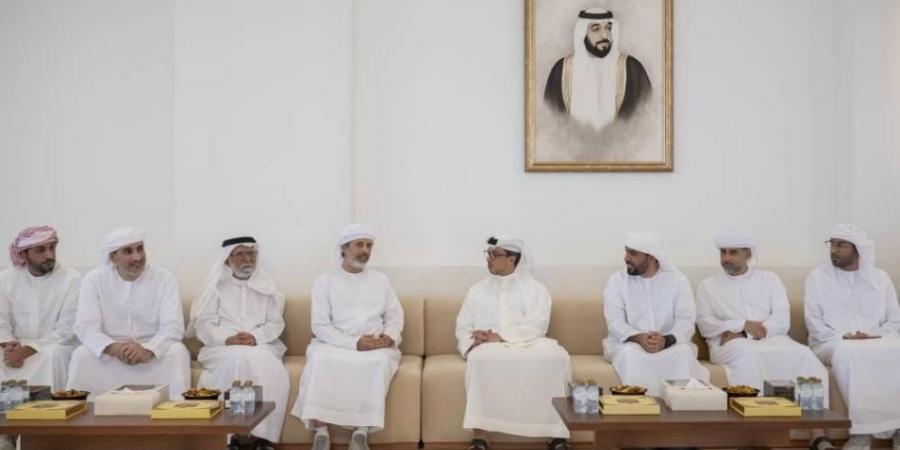 منصور بن زايد يعزي في وفاة صالح مبارك المنهالي
