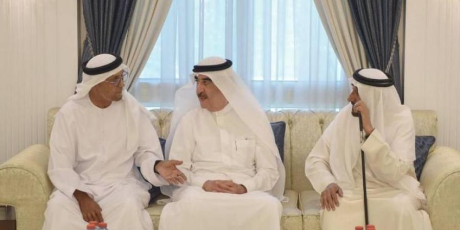 حاكم أم القيوين يقدِّم واجب العزاء في وفاة مريم بنت سلطان بن سالم القاسمي