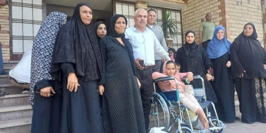 محافظ المنيا يلبي نداء أم لابنتها من ذوي الهمم