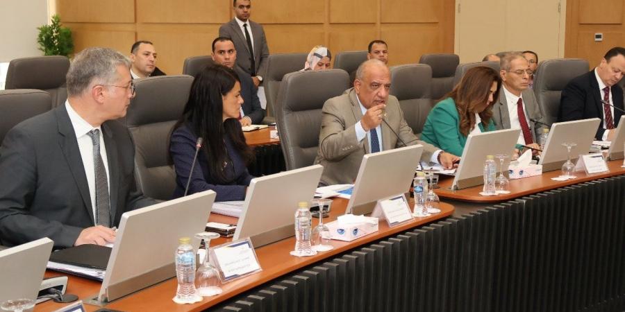 “الأعلى للطاقة” يوافق على توفير الكهرباء لعدد من المشروعات الصناعية
