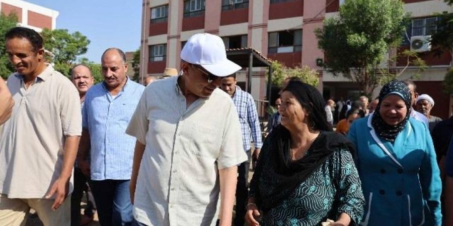 محافظ المنيا يجبر بخاطر فلاحة مسنة ويوفر لها الأسمدة من نفقته