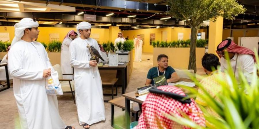 صقارون إماراتيون يشاركون في مزاد دولي بالرياض