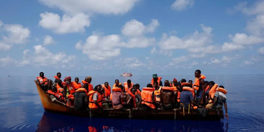 إنقاذ مهاجرين بعد إنقلاب قاربهم قبالة جزيرة لامبيدوزا ما أسفر عن مقتل 26 شخصاً