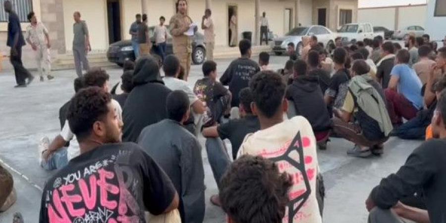 ليبيا ترحل مئات المصريين بينهم حالة إصابة بفيروس الإيدز