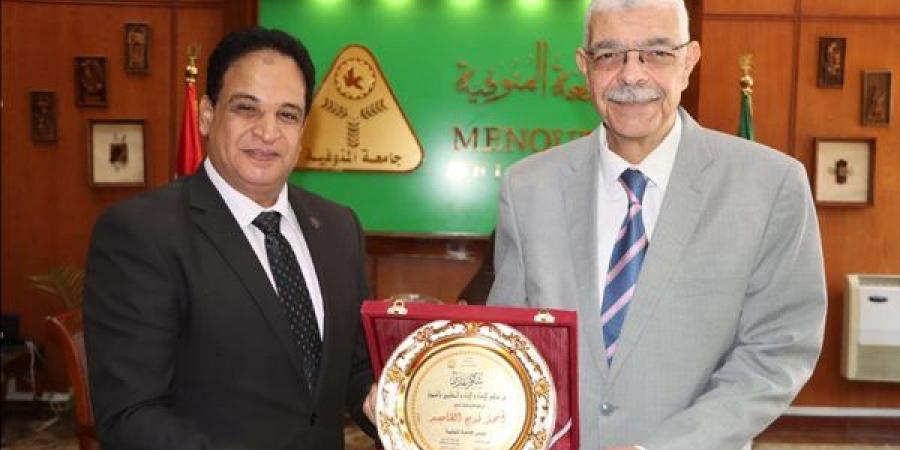 تكريم رئيس جامعة المنوفية خلال الإحتفال بتكريم أوائل الشهادات العامة بنوعية المنوفية