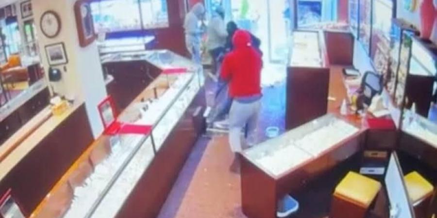 90 ثانية فقط.. سرقة جريئة لمليوني دولار من الألماس ورولكس في وضح النهار في أمريكا