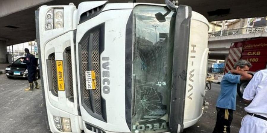 انقلاب سيارة نقل ثقيل واحتجاز شخصين داخلها أسفل كوبري أكتوبر