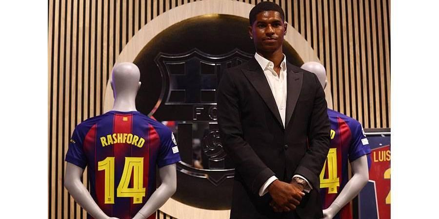 رئيس برشلونة يرمي الكرة في ملعب المدرب فليك