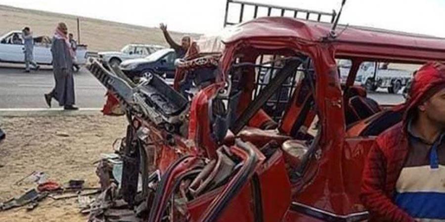 مصرع 3 أشخاص وإصابة 12 في تصادم سيارة ربع نقل وميكروباص شرق العوينات