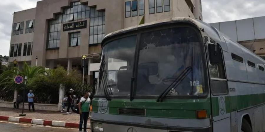 الجزائر تسحب الحافلات المتهالكة بعد "كارثة الوادي"