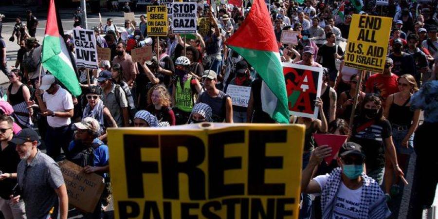آلاف الإسرائيليين يتظاهرون في تل أبيب للمطالبة بإنهاء حرب غزة