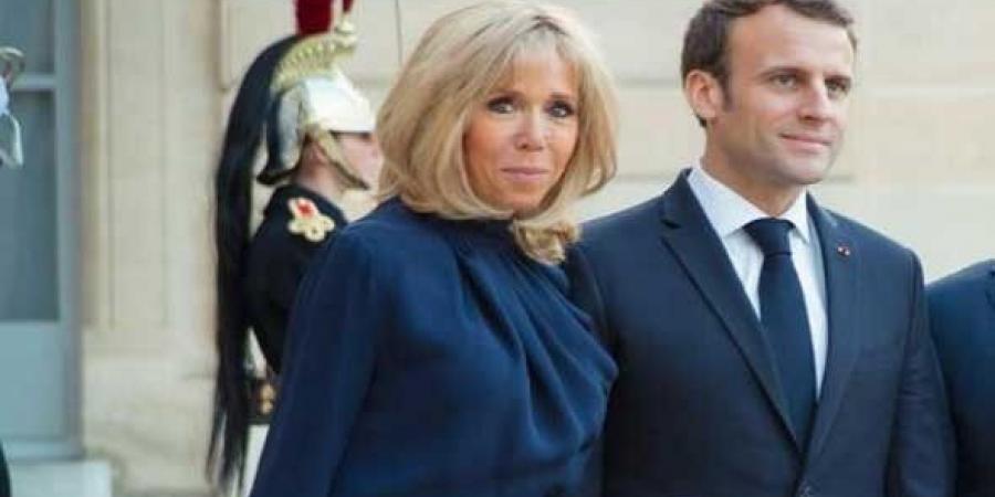 زوجة الرئيس الفرنسي تفاجئ الجميع بصفعة على وجه ماكرون أمام الكاميرات