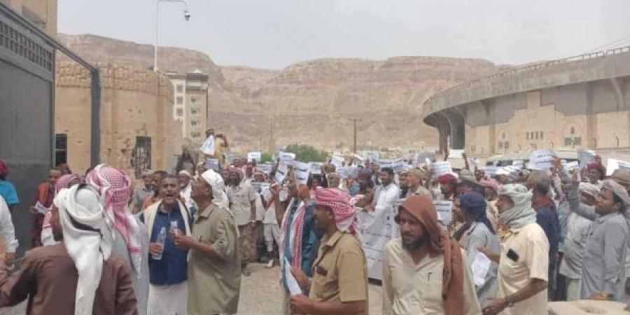 معلمو وتربويو وادي حضرموت ينظمون وقفة احتجاجية أمام ديوان السلطة المحلية بسيئون