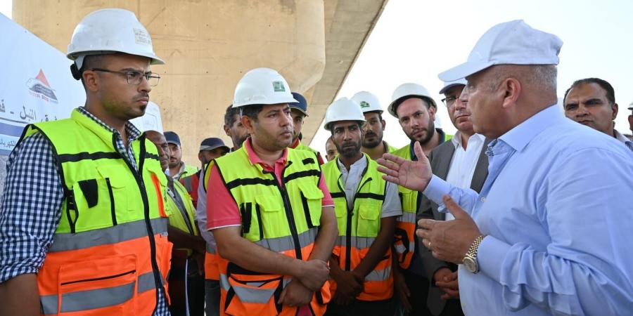 الوزير يشهد الانتهاء من تنفيذ وإنشاء العمل الهندسي لكوبري الخور