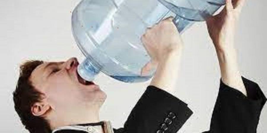 طبيب يحذر من الإفراط في شرب الماء لهذه الأسباب