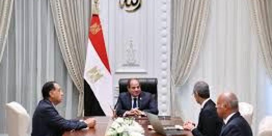 الرئيس السيسي يجتمع مع مدبولى ووزراء الداخلية والاتصالات ورئيسى المخابرات والرقابة