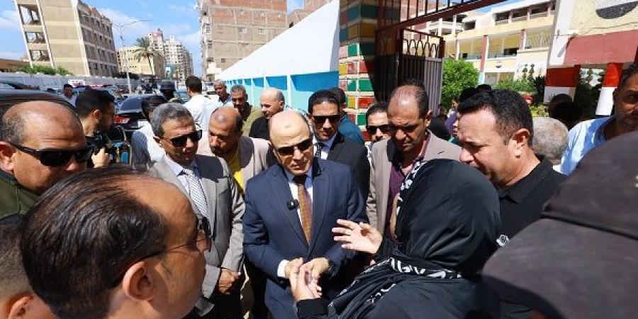 محافظ كفرالشيخ يستمع لشكاوى وطلبات المواطنين خلال جولته الميدانية