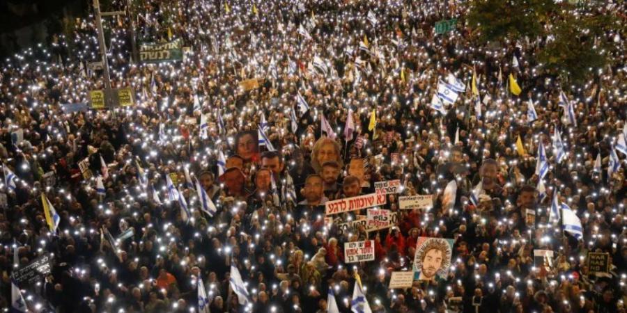 نيويورك تايمز : احتجاجات تل أبيب كشفت فجوة هائلة بين الإسرائيليين وحكومة نتنياهو