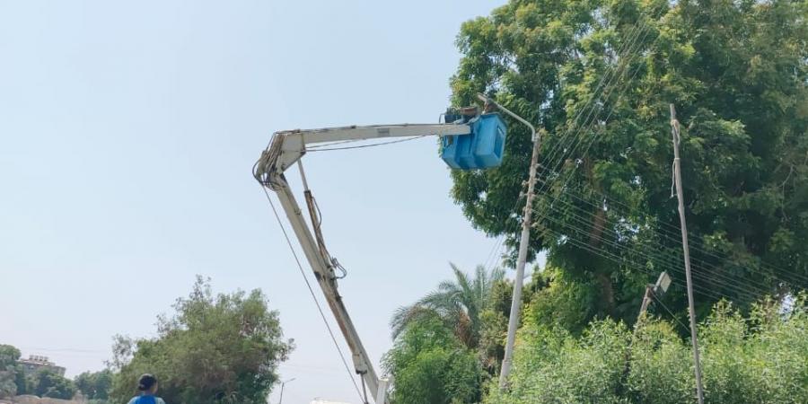 إنارة الطريق السريع بقرية الدير بإسنا جنوب الأقصر