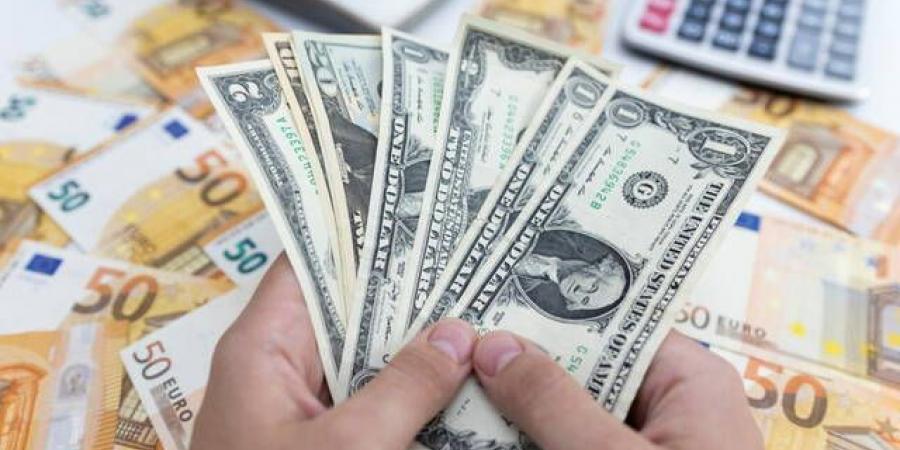 الدولار يستعد لأسبوع حافل بأحداث جيوسياسية وندوة الفيدرالي