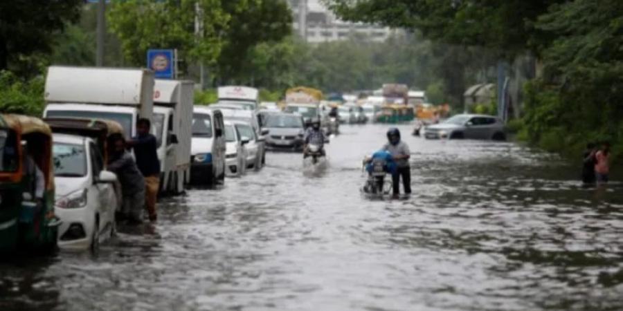 أمطار غزيرة تعطّل حركة المرور وتغرق الطرق في مومباي بالهند