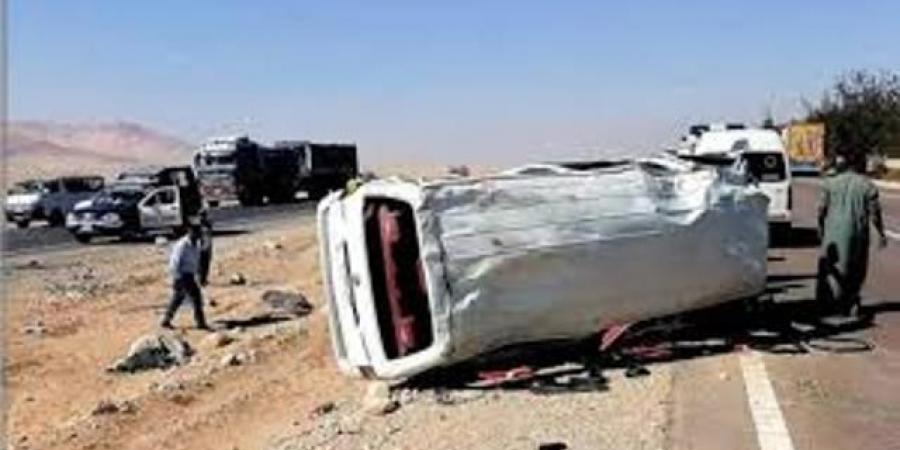 إصابة 14في انقلاب ميكروباص بالطريق الصحراوى الغربى فى أسوان