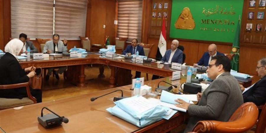 رئيس جامعة المنوفية يرأس لجنة اختيار مديري العموم بالجامعة