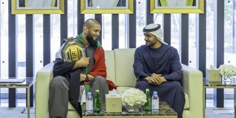 زايد بن محمد بن زايد يهنئ حمزة شيماييف المتوّج بلقب العالم للوزن المتوسط