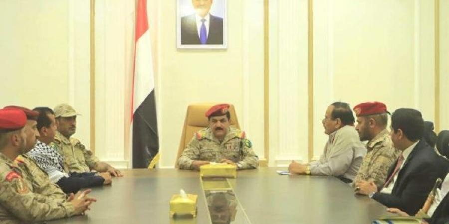 ترأس اجتماعاً للجنة الأمنية بمأرب.. وزير الدفاع يشدد على اليقظة الأمنية ويشيد بدور المحافظة في مواجهة الحوثيين