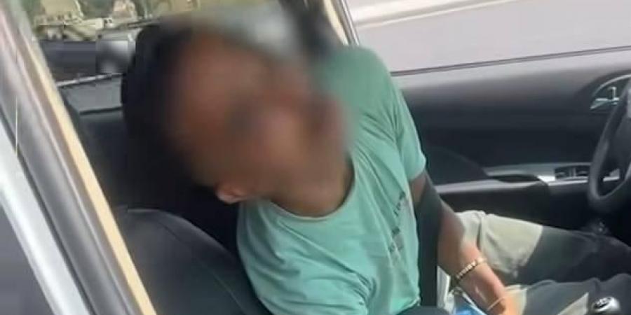 الشرطة ضبطته.. سائق تطبيق نقل ذكي في مصر يتعاطى المخدرات أثناء رحلة
