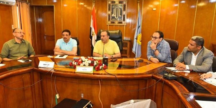 محافظ أسيوط: تسريع تنفيذ مشروعات الخطة الاستثمارية وتعزيز الموارد