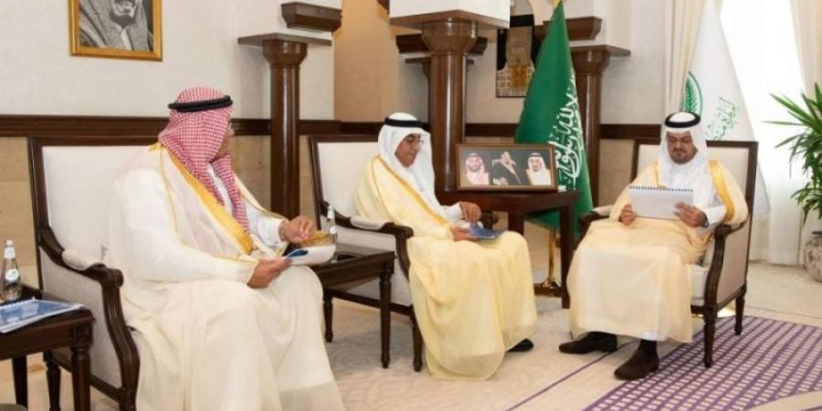 نائب أمير مكة يطَّلع على أعمال مطارات جدة