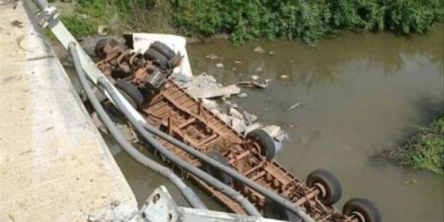 انتشال جثامين 27 شخصًا بعد غرق حافلة في نهر وسط بنين