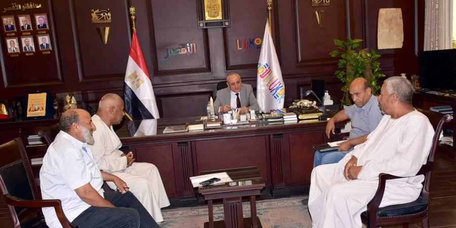 محافظ الأقصر يستقبل وفد قرية المدامود لبحث احتياجات القرية