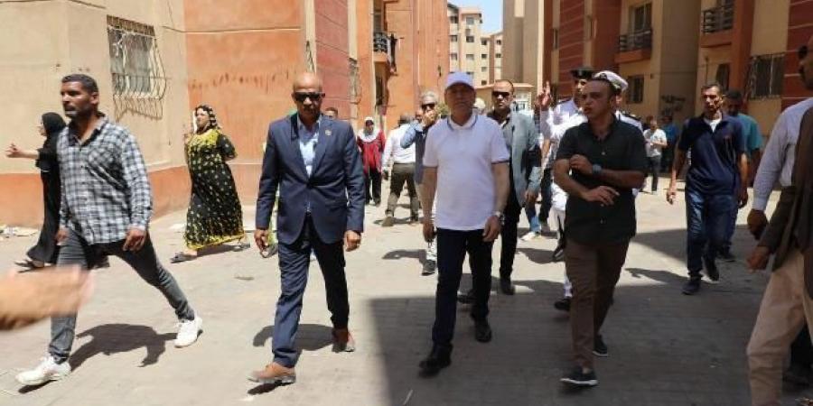 محافظ القاهرة يواصل حملة رفع الاشغالات والتعديات بمدينة معاً