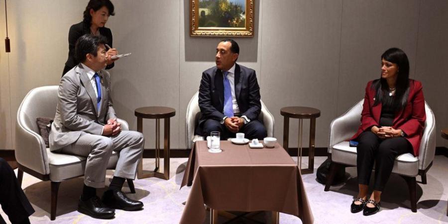 رئيس الوزراء يلتقي وزير الدولة للاقتصاد والتجارة والصناعة الياباني