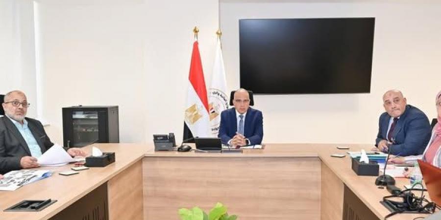 وزير الري يناقش تسهيل إجراءات التراخيص بهيئة حماية الشواطئ