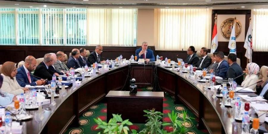 وزير البترول: البتروكيماويات لبنة أساسية في إنتاج الصناعات المختلفة