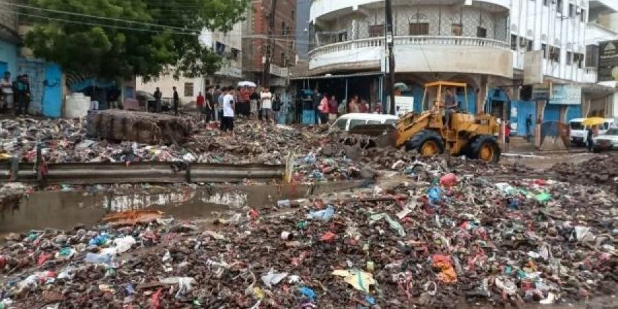 محافظ عدن يتفقد أضرار المنخفض الجوي ويوجه بفتح الطرقات ورفع المخلفات وعلاج المصابين