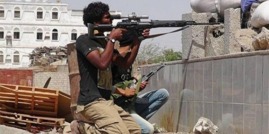 تعز.. إصابة شاب وطفل برصاص قناص حوثي