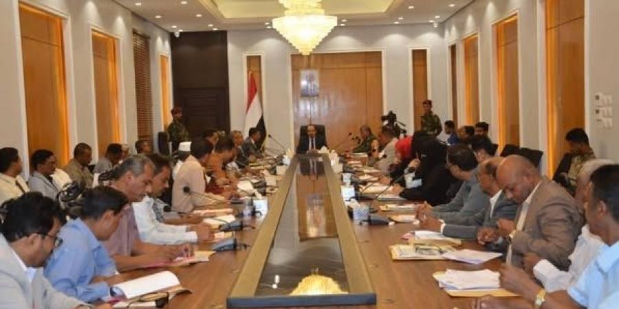 اجتماع للسلطات المحلية في حضرموت والمحافظ يشدد على الأمن ومنع أي فتنة قد تلوح في الأفق
