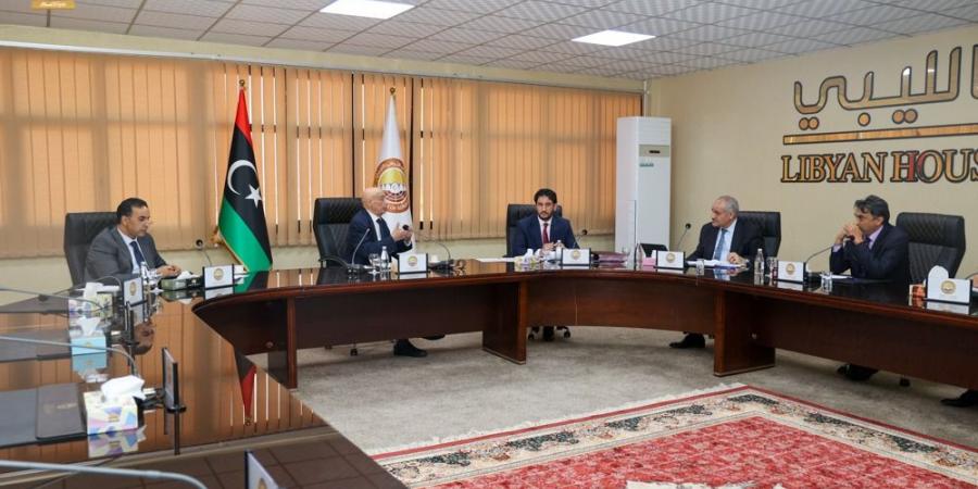 بنغازي | المركزي يتعهد بحل أزمة السيولة في أكتوبر والنواب يؤكدون على توحيد المؤسسات